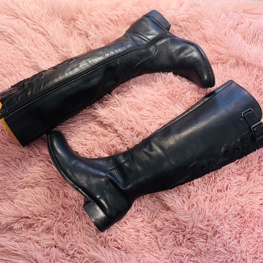 ❤️‍🔥Beautiful Leather knee level boots size 5.5❤️‍🔥